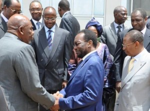 Mali: l'ex-junte garde la main sur la transition, les islamistes sur le Nord