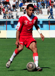 Une foule nombreuse accompagne le footballeur Hamza Bounab (AS Khroub)