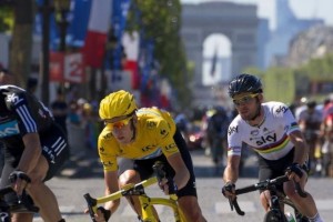 Tour de France (dernière étape): Victoire du Britannique Cavendish, Bradley Wiggins en jaune