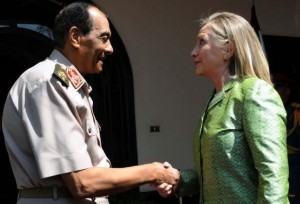 Egypte: Hillary Clinton rencontre les généraux après avoir encouragé la transition
