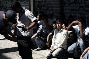 Grèce: plus de 1.000 personnes arrêtées dans la chasse aux sans-papiers à Athènes