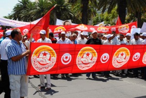Heurts lors d'une manifestation du principal syndicat à Tunis, des blessés