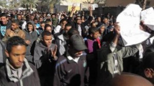 Imposant rassemblement des jeunes chômeurs devant le siège de l’APC de Ouargla 