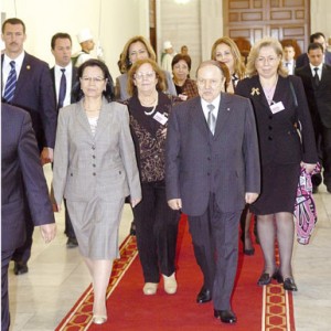 Le président Bouteflika rend hommage à la femme algérienne à l’occasion du 8 mars