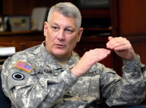 Le commandant de l’Africom Carter Ham visite le siège du CEMOC à Tamanrasset