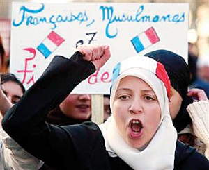 Sondage: Les Français contre le foulard islamique dans le privé