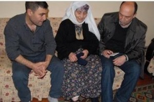 Turquie : une femme âgée de 77 ans condamnée à 6 ans de prison pour l’envoi d’un pull à son fils! 