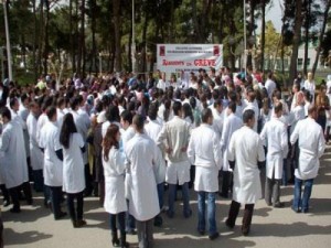 La grève des professionnels de la santé reconduite 