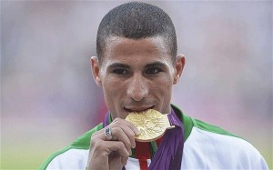 Taoufik Makhloufi décoré de l'Insigne d'or du Comité olympique international 