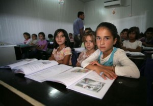 Des enfants syriens à l'école ou au travail dans un camp de réfugiés en Irak