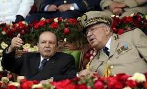 Ahmed Gaid Salah préside la cérémonie de remise de grades à des officiers supérieurs de l'armée