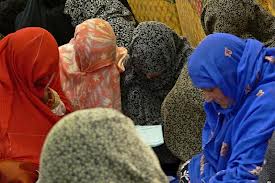 Des femmes faisant du shopping sans un homme de leur famille gâcherait le jeûne des hommes