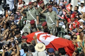 La Tunisie enterre des militaires, les manifestations continuent 