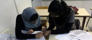 La menace d'interdire le port du voile dans les universités françaises suscite la polémique