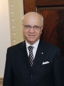 Le président Bouteflika nomme M. Medelci à la tête du Conseil constitutionnel 