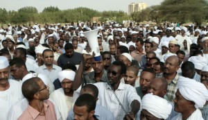 Au Soudan, des milliers de manifestants fustigent Béchir "l'assassin" (