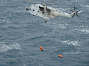 Intervention des Forces navales pour circonscrire un incendie à bord d'un navire étranger