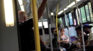 Une femme voilée invectivée dans un autobus au Canada (Vidéo)