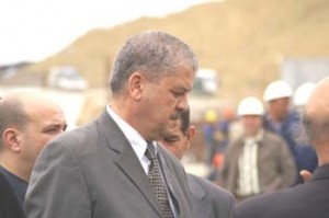 Sellal inspecte et lance plusieurs projets de développement socio-économique à Biskra