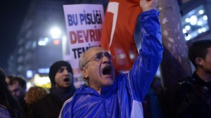 Turquie: l'armée s'invite dans le scandale, les marchés en recul