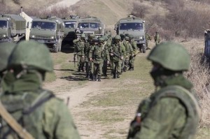 Kiev accuse Moscou d'envoyer des renforts en Crimée, panique sur les marchés