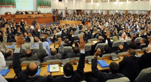 Les députés de la majorité acclament la candidature de Bouteflika pour un quatrième mandat