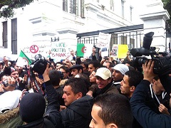 Rassemblement d’une centaine de personnes devant la faculté d’Alger, à l’appel du mouvement Barakat