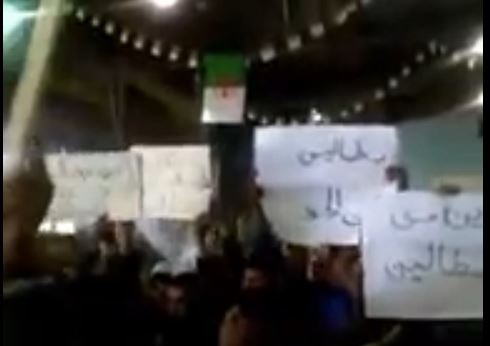 Le meeting de Sellal perturbé par des chômeurs à Ouargla (Vidéo)