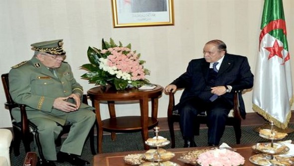 Bouteflika reçoit le vice-ministre de la Défense nationale Gaid Salah(Vidéo)