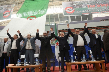 Des milliers de personnes au meeting des boycotteurs de la présidentielle à la salle Harcha (Alger) 