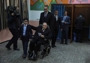 Bouteflika accomplit son devoir électoral (vidéo)