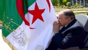 Le président Bouteflika se recueille à la mémoire des martyrs à El-Alia (Alger)