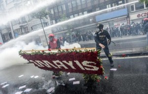 1er mai dans le monde: heurts à Istanbul, défilé patriotique Place rouge