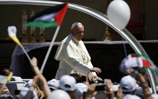 A Bethléem, le pape touche le "mur", dénonce une situation "inacceptable" 
