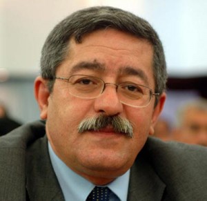 Ouyahia assure que le président Bouteflika n’a fixé aucune limite à la révision de la Constitution