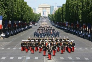 France: Le Front national et les Harkis se mobilisent contre la présence de militaires algériens le 14 juillet