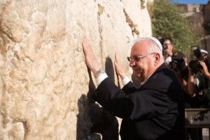 Israël choisit un faucon de droite pour tourner la page Shimon Peres