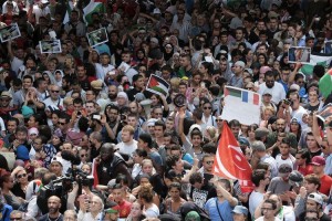 Des milliers de manifestants à Paris malgré l'interdiction