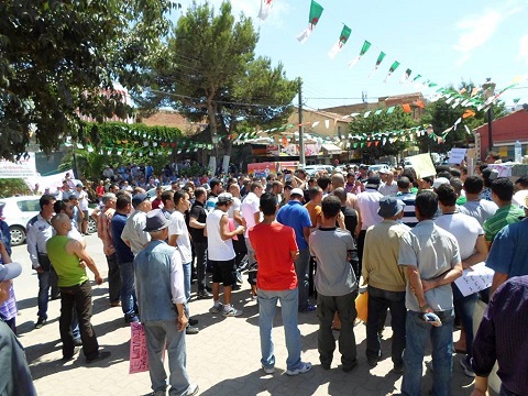 De non-jeûneurs observent un rassemblement à Akbou (Béjaia)