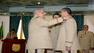 Gaïd Salah préside la cérémonie de remise des grades à des officiers supérieurs 