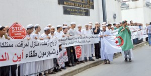 Mozabites en colère devant la maison de la presse Tahar Djaout