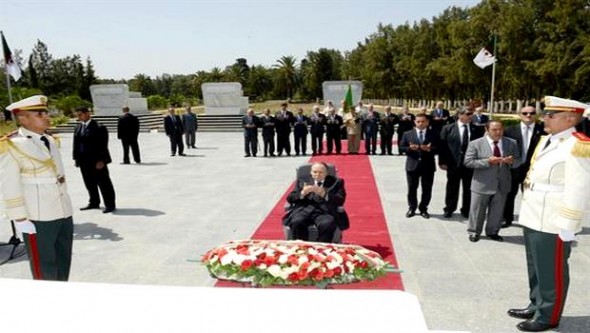 Bouteflika se recueille à la mémoire des chouhada au cimetière d'El Alia
