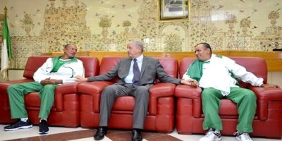 Sellal rend visite aux deux ex-otages algériens à l'hôpital d'Ain Naadja (Vidéo)