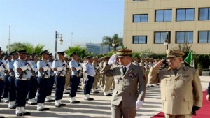 Le général de corps d'Armée Ahmed Gaïd Salah reçoit le chef d'état-major des Armées françaises
