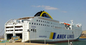 Ce ferry grec, l'Elyros, est le nouveau siège... du parlement de la Libye