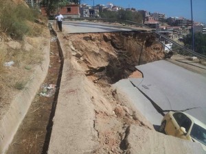 Spectaculaire glissement de terrain à Annaba