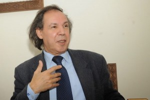 Mokrane Ait Larbi : « l’Armée doit convaincre le président de prendre des mesures urgentes et audacieuses »
