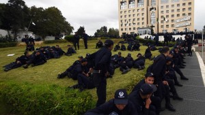 Un groupe de policiers continue à camper encore devant le siège de la Présidence