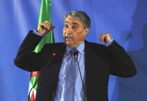 Benflis rejette la prochaine révision de la Constitution et la considère comme "un leurre"