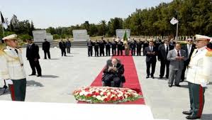 60ème anniversaire de la guerre de libération : Bouteflika se recueille au cimetière d'El Alia 